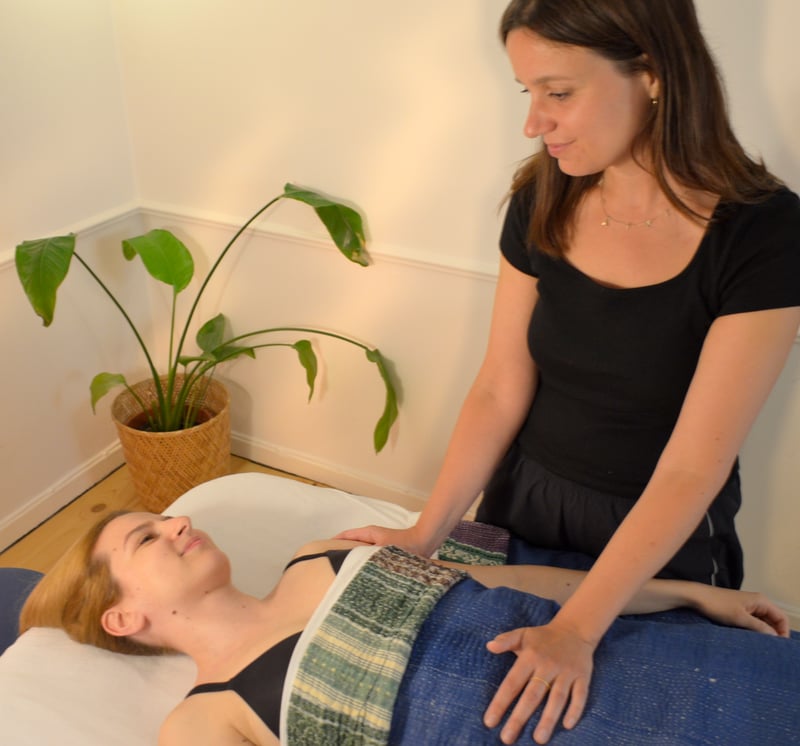 Lea giver kropsterapeutisk behandling i sit behandlingsrum.